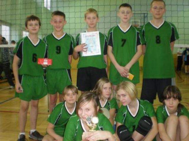 II MIEJSCE    SP 10 W III  MIKOŁAJKOWYM  TURNIEJU   MINI  PIŁKI  SIATKOWEJ