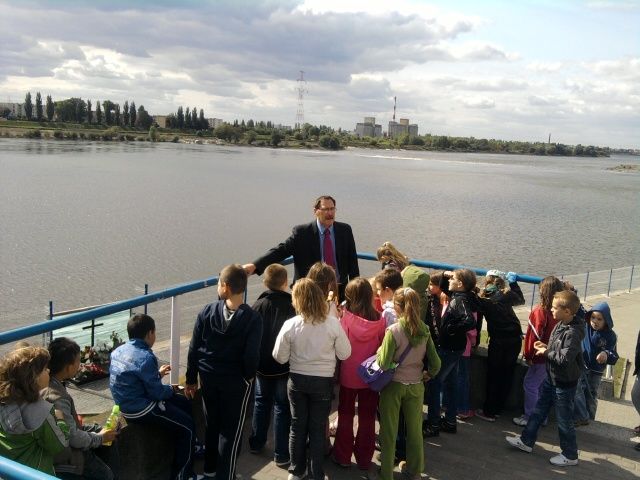 Uczniowie„Dziesiątki” zwiedzają włocławską tamę 