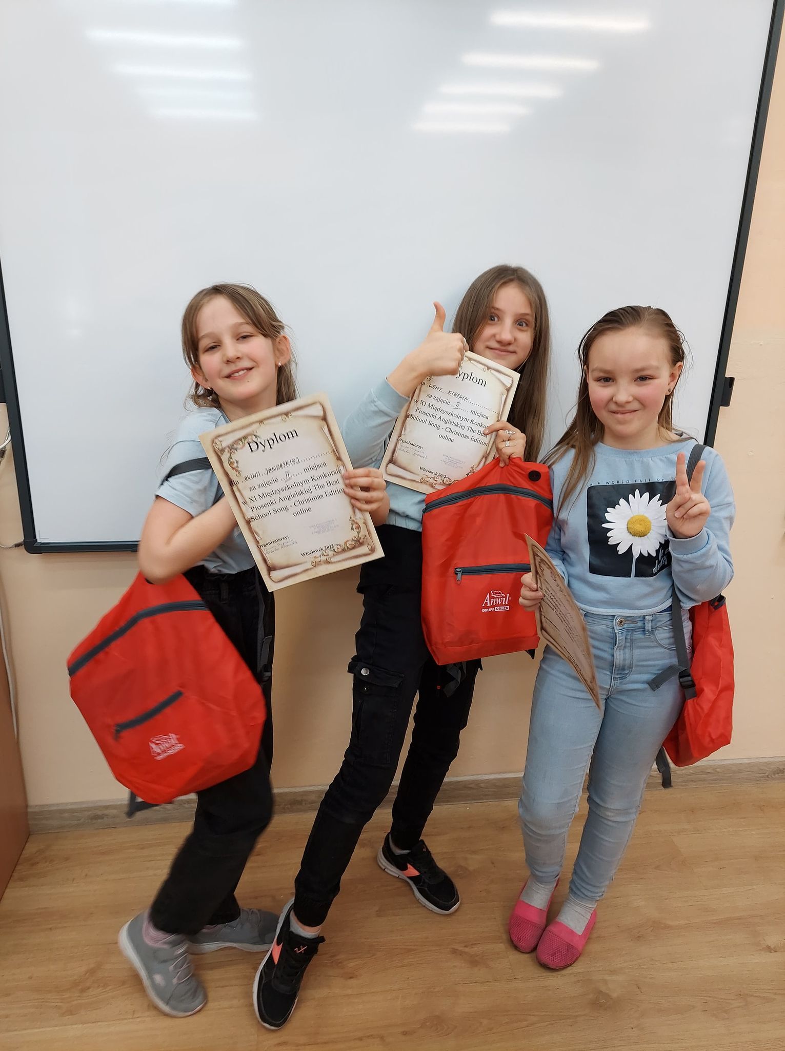 Sukces naszych uczennic w konkursie piosenki angielskiej